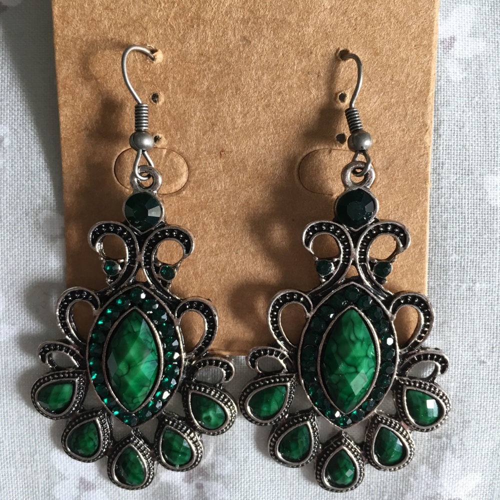 Vogue Green Tibet Silver color Dangle Earrings new